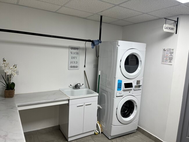 Building Photo - 2239 S 17th Ave