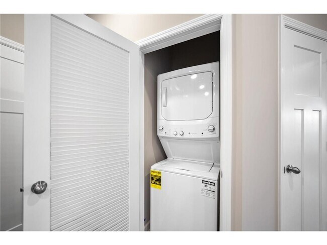 Building Photo - 11300 Creekside Trl N