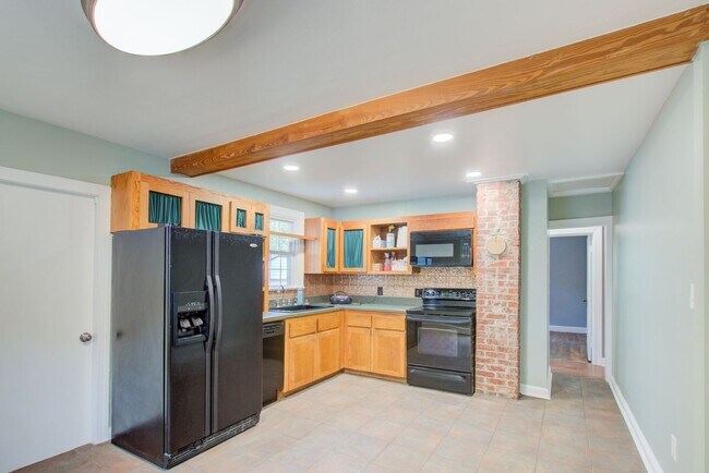 Building Photo - Renovated Home on Quiet Cul-De-Sac