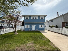 Building Photo - Spectacular 3 Bed/3 Bath Home in Long Beach!