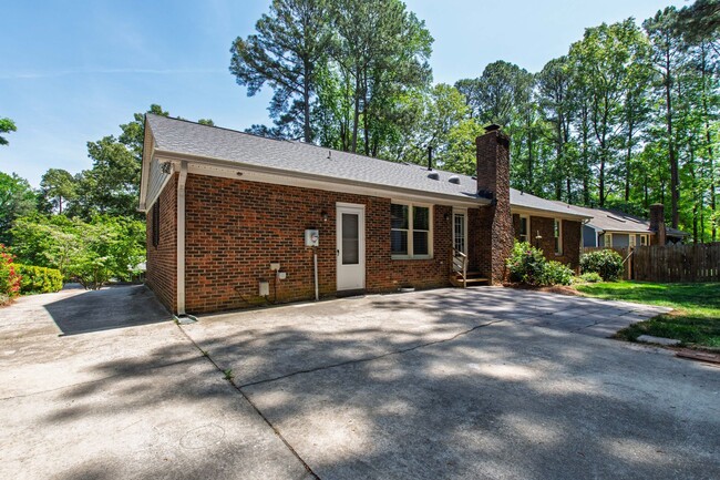 Building Photo - Charming Brick Ranch-Style Cul-de-Sac Home in Garner!