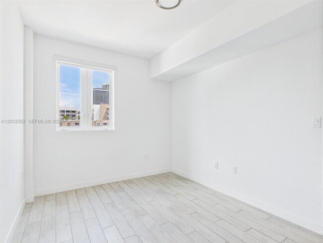 Building Photo - 321 NE 26th St