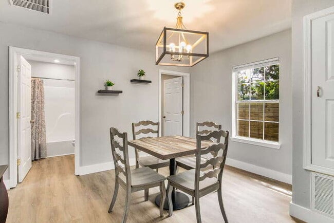 Building Photo - Charming 3-Bedroom, 2-Bath Home Near Downtown Pensacola