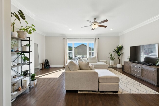 Building Photo - Immaculate Townhouse with Finished Basement