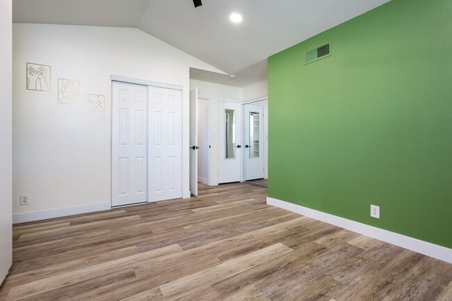 Building Photo - Charming Two Story Home!