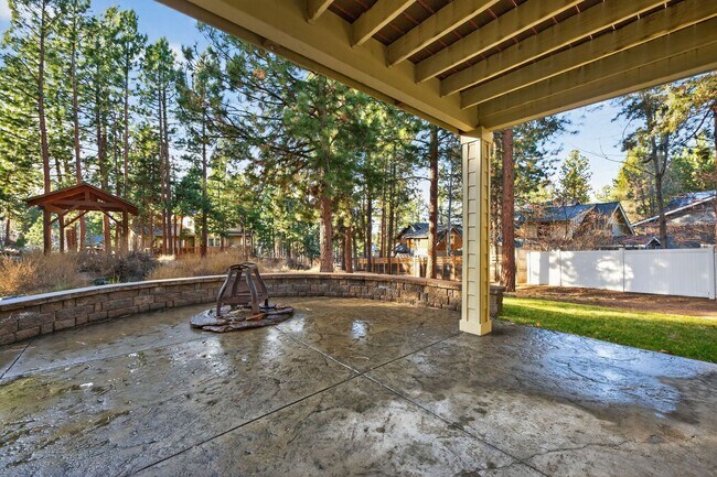 Building Photo - Luxury Living in Awbrey?Court: Your 4 Bed Dream Home Awaits