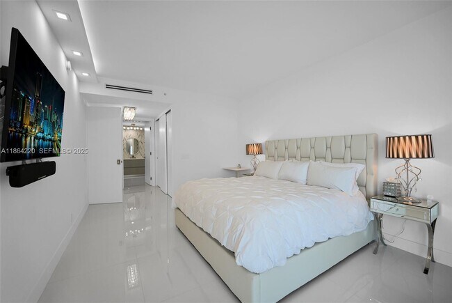 Building Photo - 16485 Collins Ave