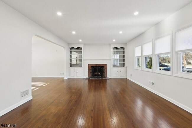 Building Photo - 287 Country Club Dr
