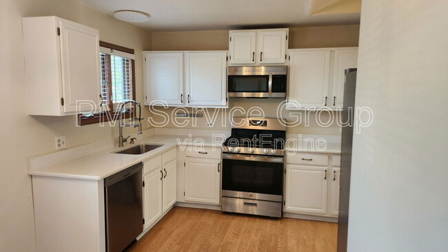 Building Photo - 985 West Ct