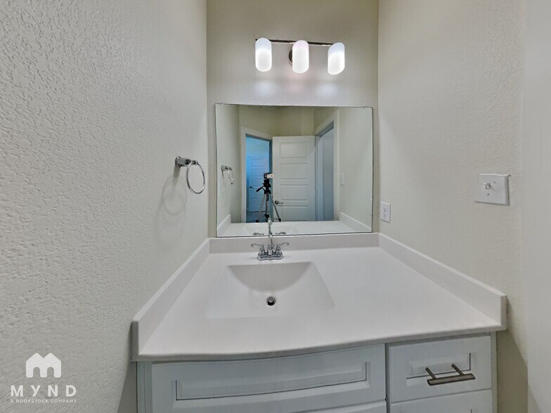 Building Photo - 4725 Tanglewood Dr