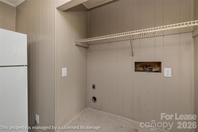 Building Photo - 145 Brentwood Dr