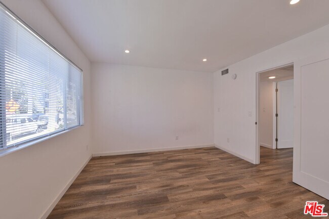 Building Photo - 136 S Palm Dr