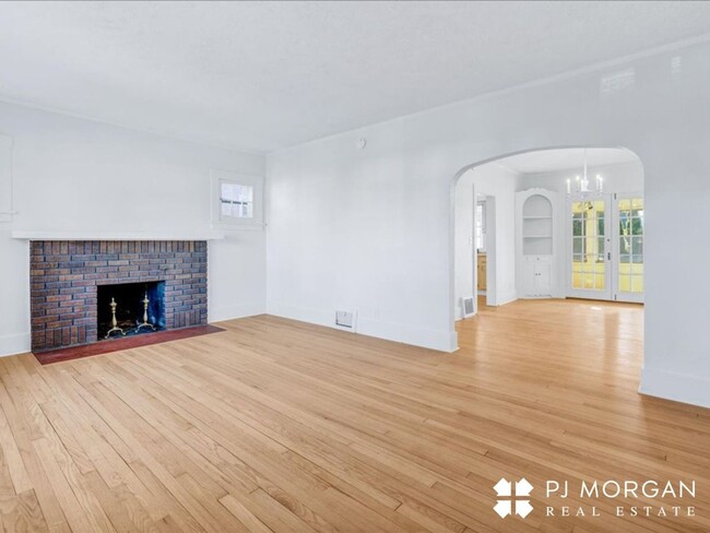 Building Photo - Charming Midtown Rental!