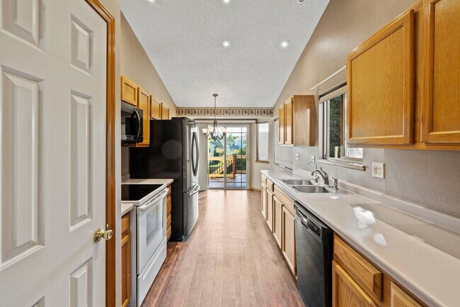 Building Photo - Sundown Rancher with Mountain Views, Walk-...
