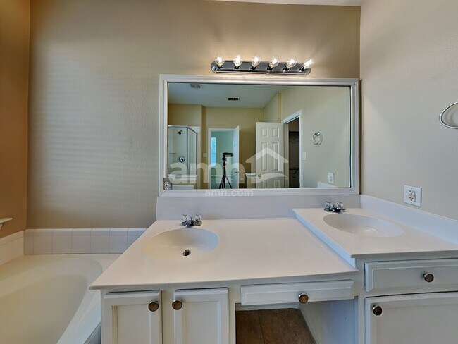 Building Photo - 3637 Caroline Ct