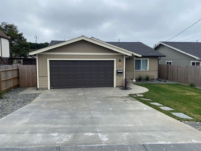 Building Photo - Simply gorgeous 3/2 with 2 car garage, dog...