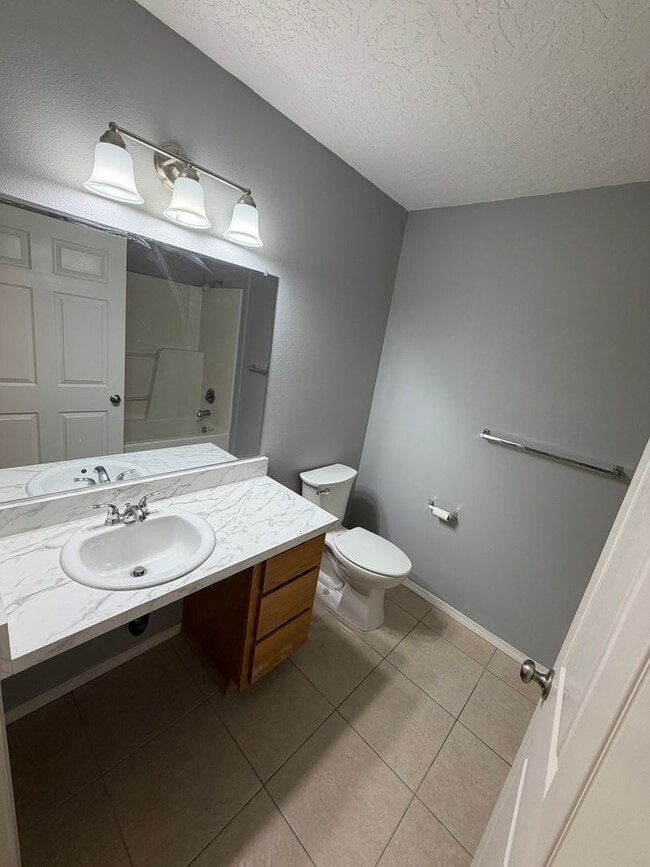 Building Photo - Large 2 Bedroom with Fenced Yard!