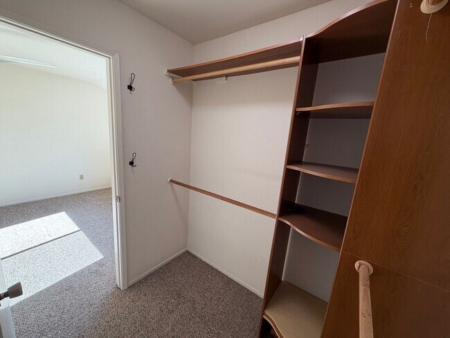 Building Photo - Charming Live Oak Townhome – Completely Renovated & Move-In Ready!