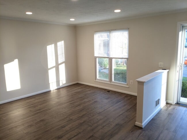 Building Photo - Renovated townhouse in established Frederick neighborhood ready mid February!