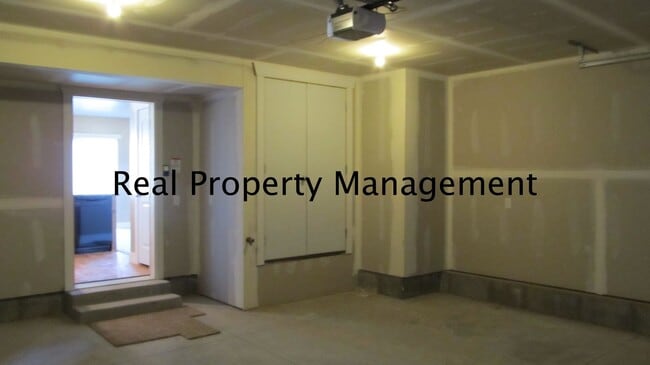 Building Photo - A Fantastic 3 bedroom, 2.5 bath Town Home ...