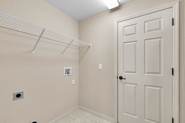 Building Photo - Large 4 Bedroom Rental!