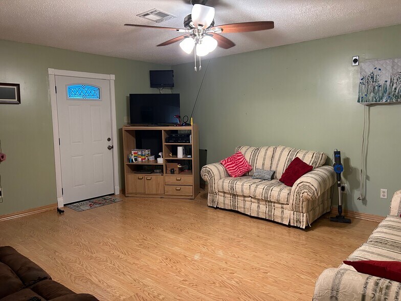 Building Photo - 321 Elsa Dr