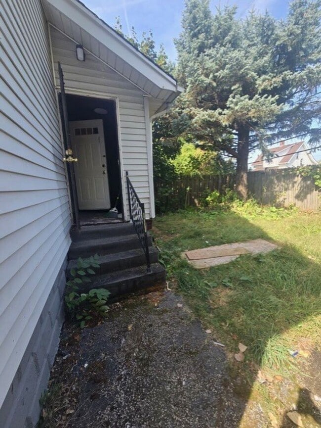 Building Photo - 3 Bedroom Single Family | EDEN and CMHA Section 8 Welcomed