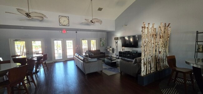 Building Photo - 108 Pompano Dr SE