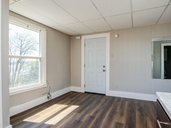 Building Photo - 119 Pine Ave