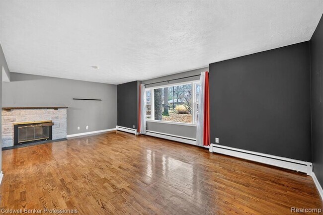 Building Photo - 4448 Greenwood Dr