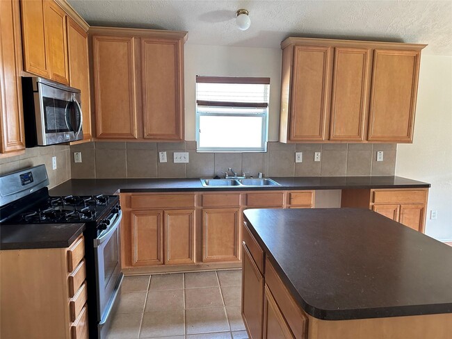 Building Photo - 4527 Estate Dr