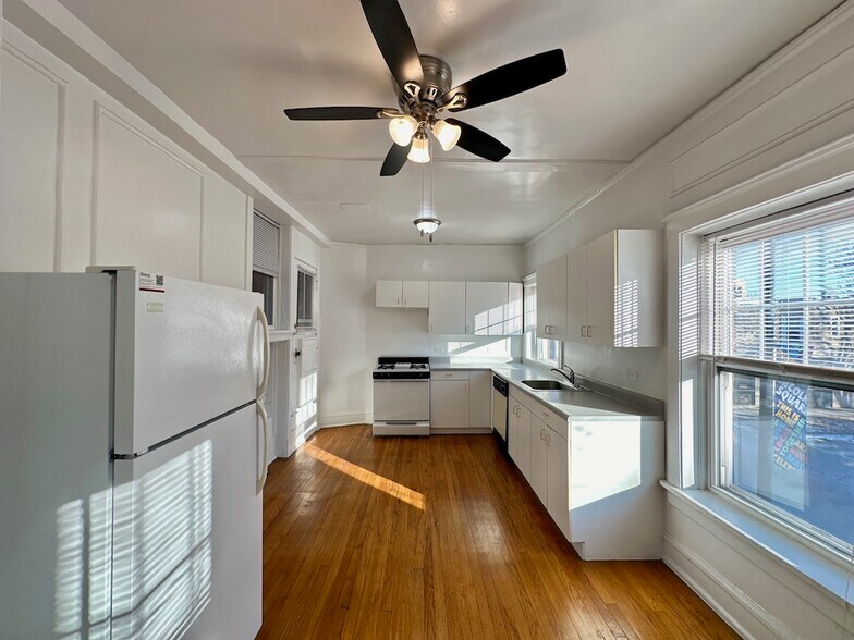 Building Photo - 2306 W Wilson Ave