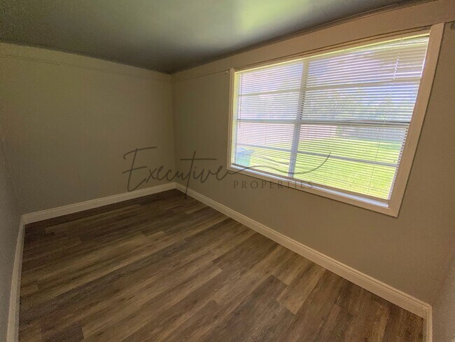 Building Photo - Updated 3-Bedroom Home with Bonus Room & F...
