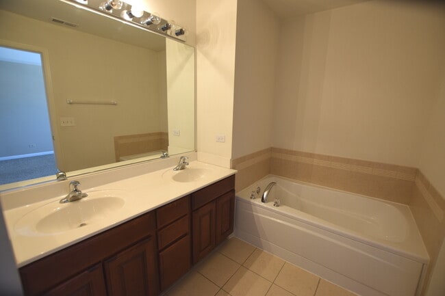 Building Photo - 2382 Claremont Ln