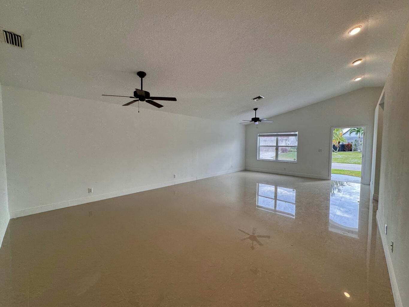 Building Photo - 1132 Hatteras Cir