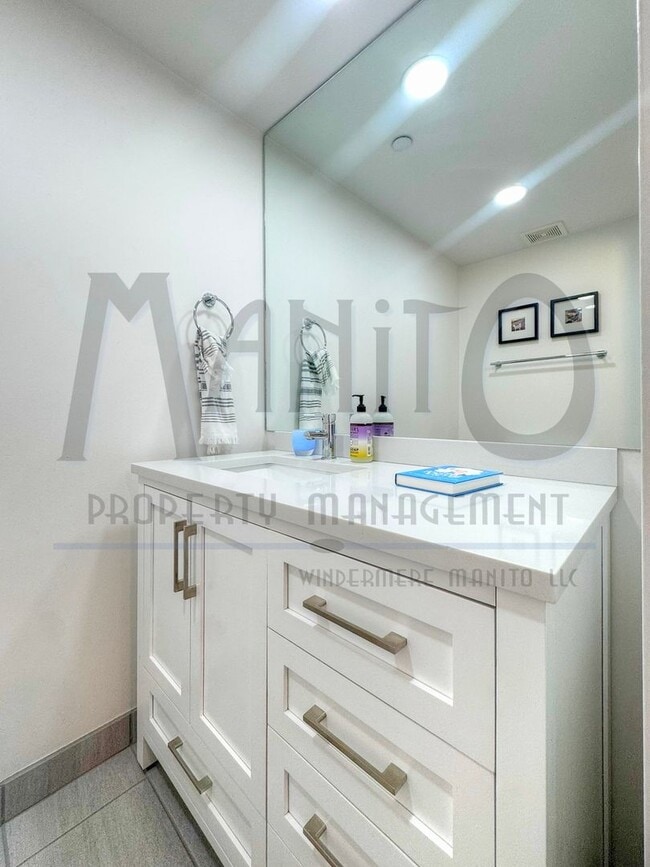 Building Photo - Stunning & Spacious Downtown Condo