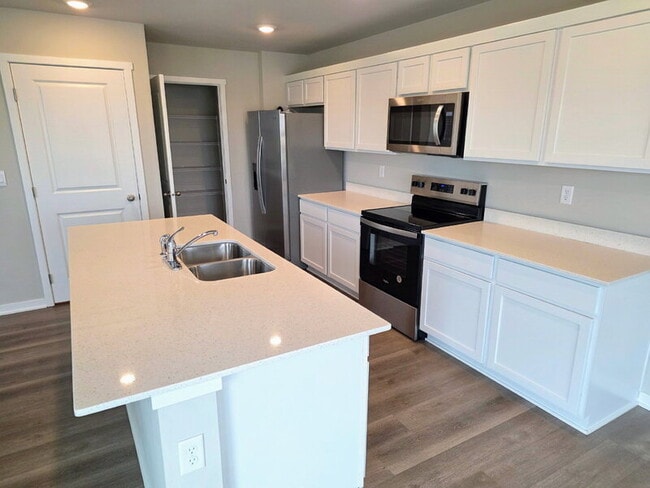 Building Photo - 655 NW Williamsburg Ln