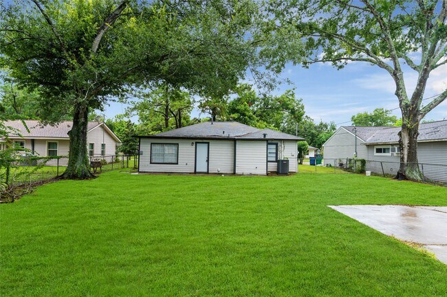 Building Photo - 1104 Southampton Dr