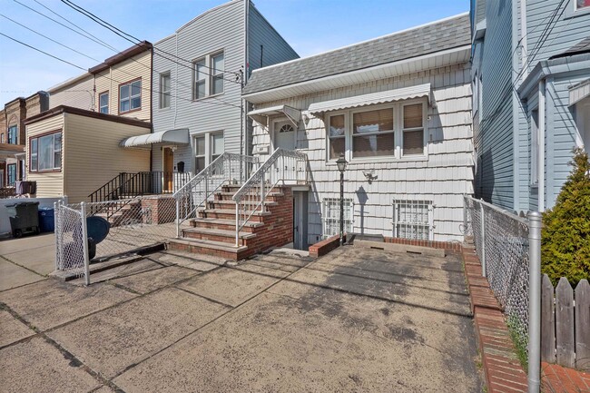 Primary Photo - 69 Columbia Ave