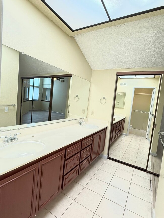 Building Photo - $3490 -- Beautifully Upgraded 3BR Townhome in Northgate