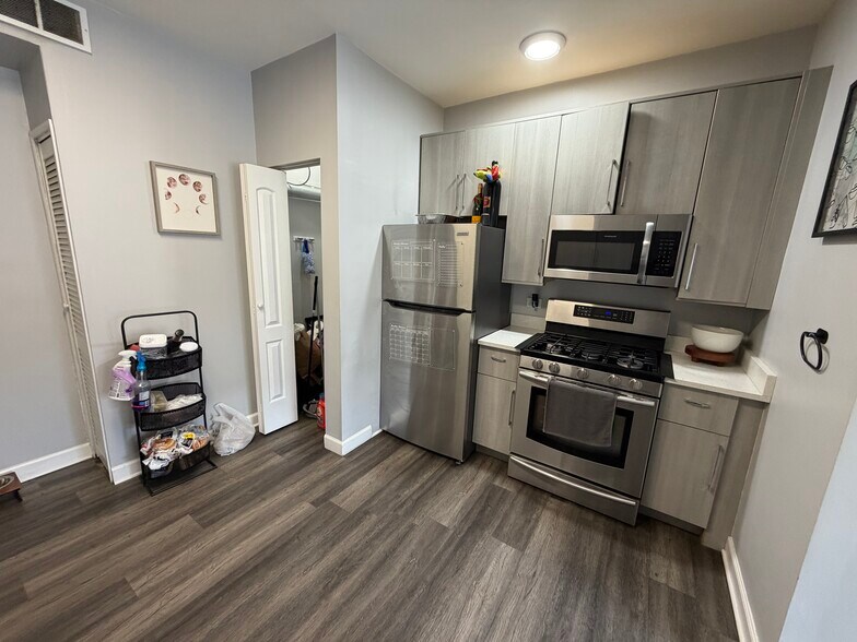 Building Photo - 3219 W Balmoral Ave