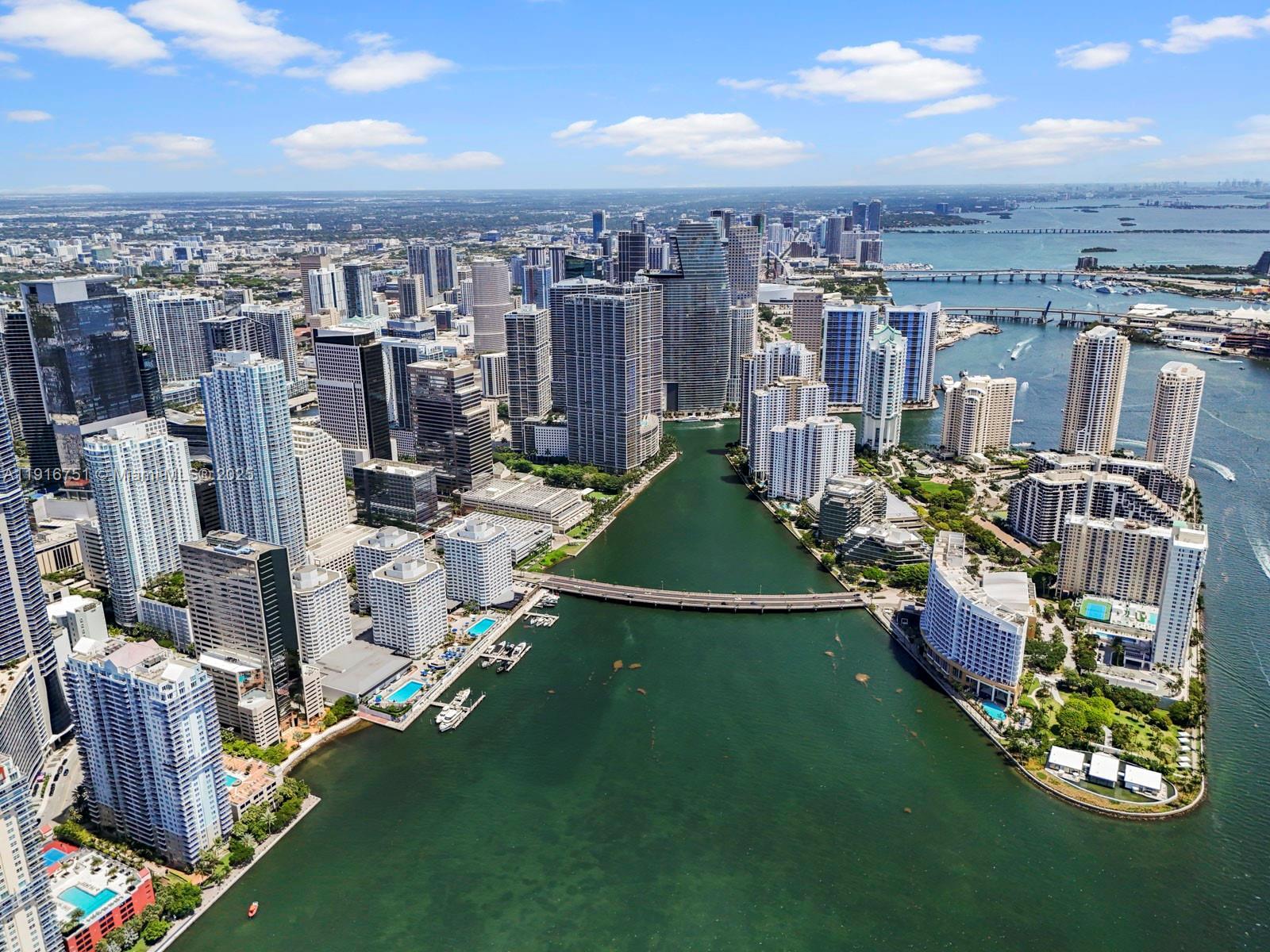 Building Photo - 950 Brickell Bay Dr