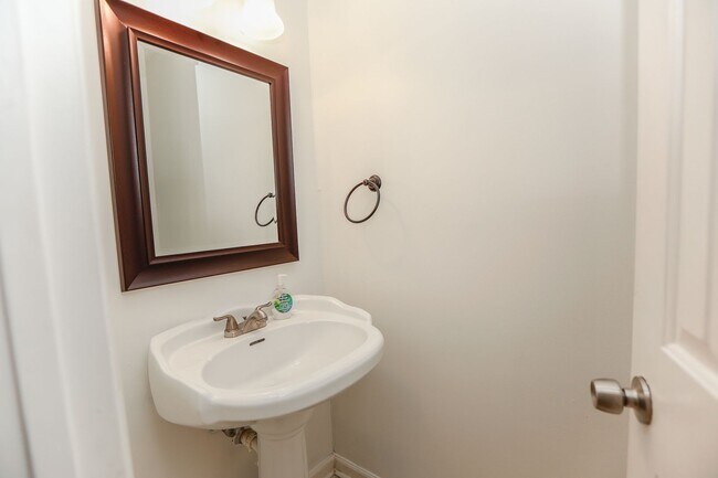 Building Photo - "Charming Kempsville Lake Townhome – Great Amenities & Location!"