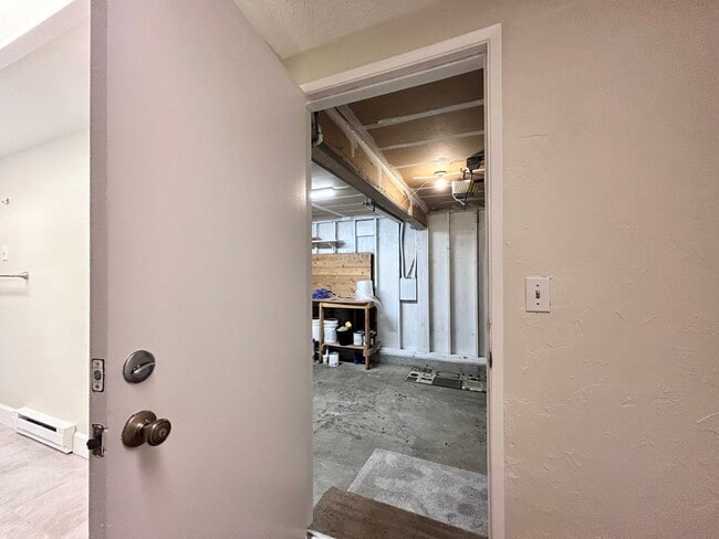 Building Photo - Large 3 Bed, 2 Bath, Sanctuary!