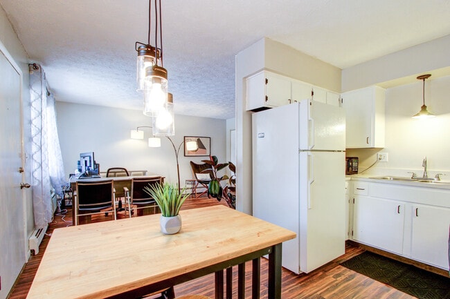 Building Photo - Laurelgreen Estates