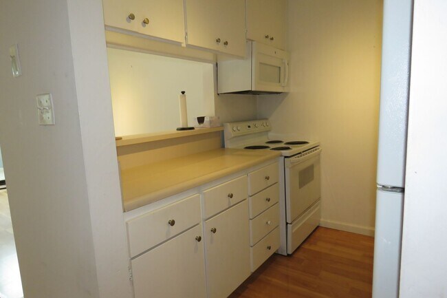 Building Photo - Unique Jr. One Bedroom with Views and Parking