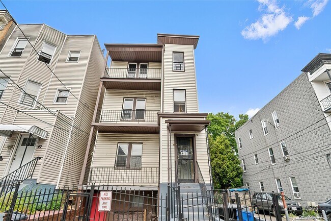 Primary Photo - 39 Victor St