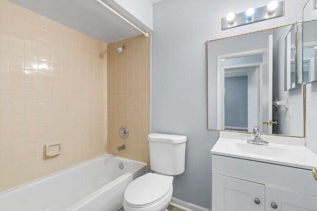 Building Photo - Freshly Updated 2BR Condo with Private Balcony, Community Pool, & In-Unit Laundry