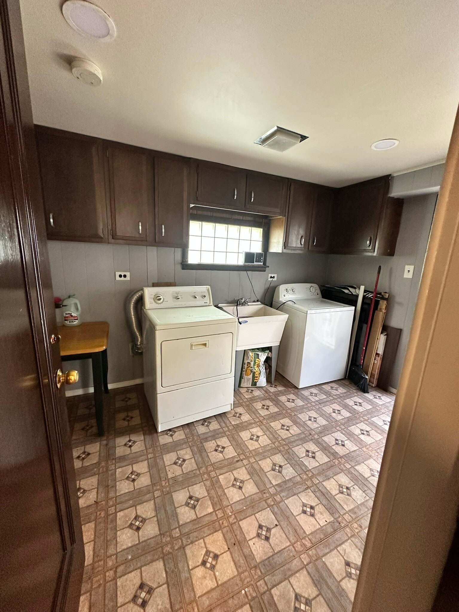 Laundry room - 3346 N Neva Ave