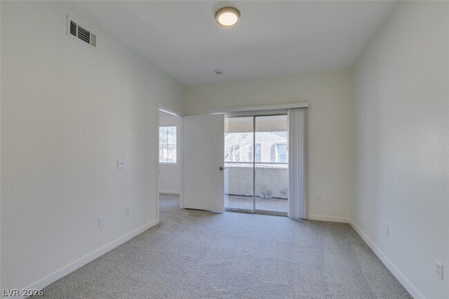 Building Photo - 3400 Cabana Dr